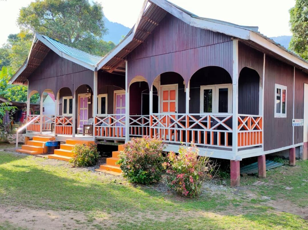 Mukut Coral Chalet Kampong Mukut Kültér fotó