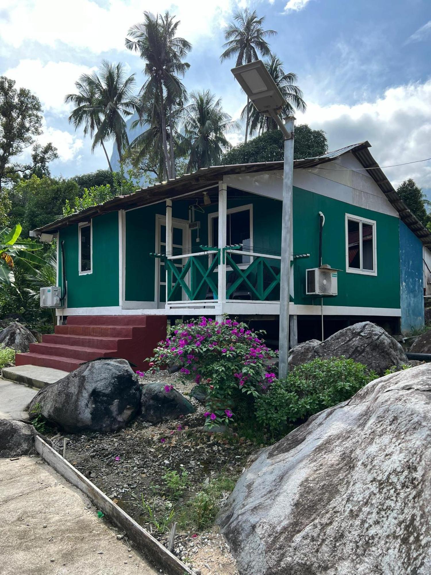 Mukut Coral Chalet Kampong Mukut Kültér fotó