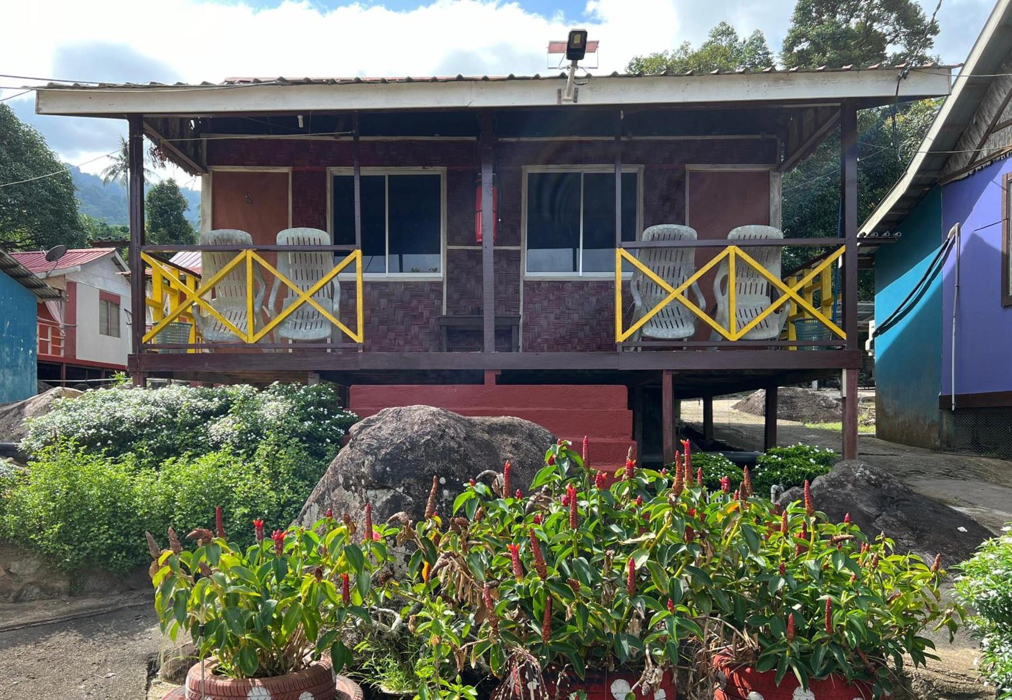 Mukut Coral Chalet Kampong Mukut Kültér fotó